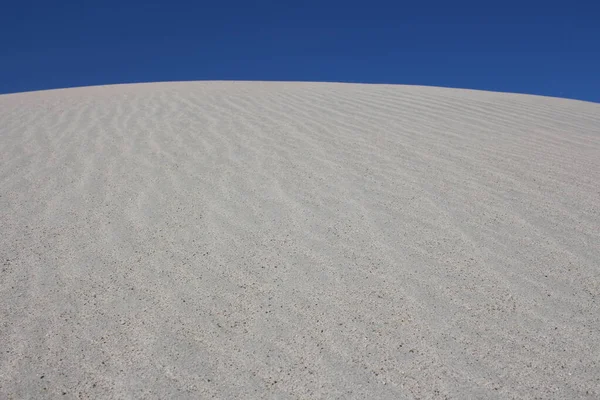 Αμμόλοφοι Στην Έρημο Ενάντια Έναν Γαλάζιο Ουρανό Άμμου — Φωτογραφία Αρχείου