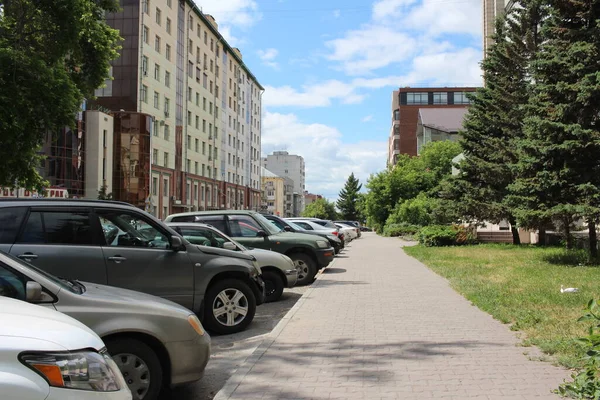 Rusya, Novosibirsk 30.06.2019: yazın şehrin caddelerine park etmiş arabalar