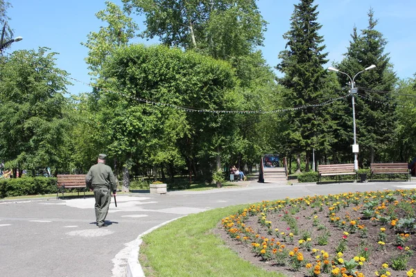 러시아 노보시비르스크 2019 경비원 공원은 방문객 여름에 골목을 허용하지 않는다 — 스톡 사진