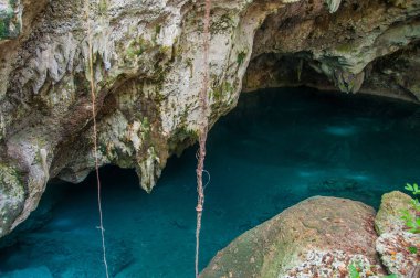 Turkuaz gölü olan büyük bir mağara. . 