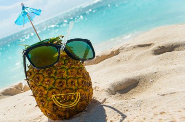Gülümseyen yaz, plajda güneş gözlüklü Pina colada kokteyli.
