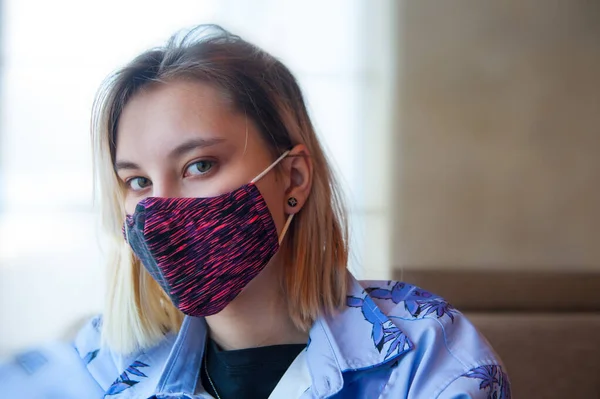 Menina Máscara Facial Olhando Para Janela Hospital Coronavírus — Fotografia de Stock