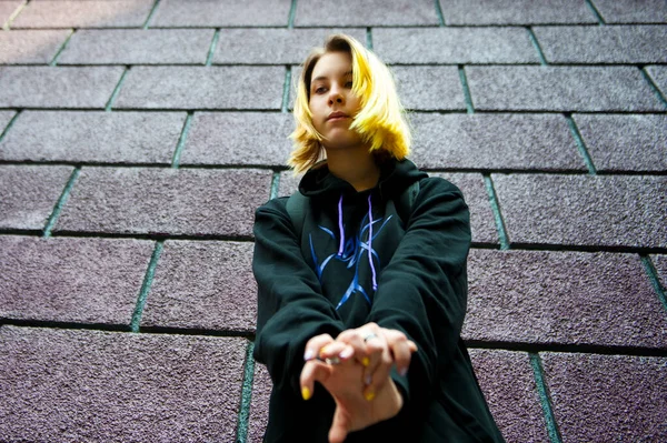 Nettes Teenager Mädchen Mit Gelben Haaren Und Rucksack Stehen Hinter — Stockfoto