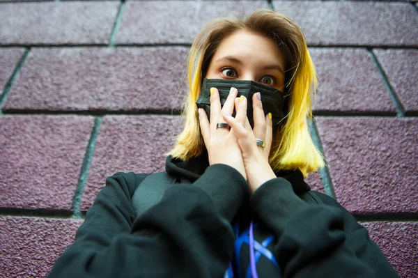 Ragazza Adolescente Sotto Shock Coronavirus Maschera Faccia Nera Sulla Femmina — Foto Stock