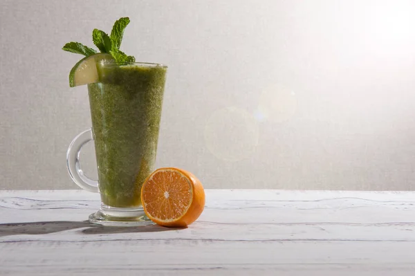 Yeşil salata, kereviz, salatalık, avokado, nane, limon ve limonla karıştırılmış sağlıklı bir karışım.