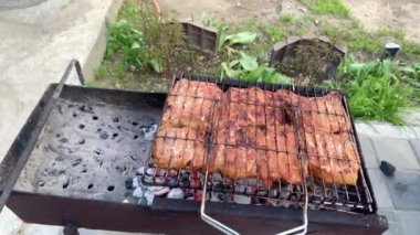 Barbekü. Et ızgarada, temiz hava. Yaz 