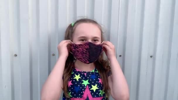 Blond Meisje Neemt Haar Gezichtsmasker Bescherming Tegen Het Virus — Stockvideo