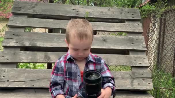 Zeitraffer Kleiner Netter Junge Spielt Mit Großer Kamera Kind Erkundet — Stockvideo