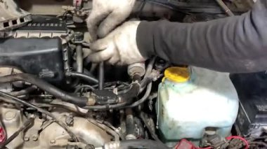  Tamirci tamirhanede araba motoru üzerinde çalışıyor. Onarım hizmeti taşıma hizmeti