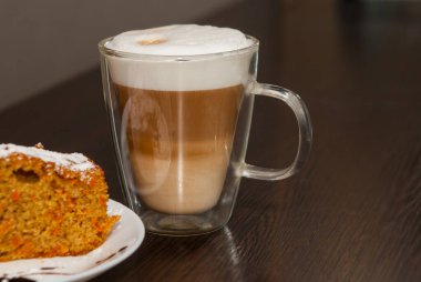 Sabah kahvesi, çift taraflı bardakta, tatlı kekle.