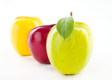 yeşil ve Kırmızı elma ile üzerine beyaz izole yaprakları