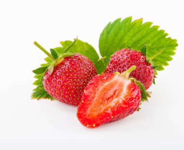 taze çilek ile yaprak üzerinde beyaz izole kesmek