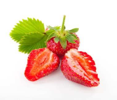 taze çilek ile yaprak üzerinde beyaz izole kesmek