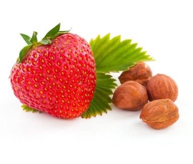 güzel lezzetli çilek yaprağı ve beyaz backg fındık ile