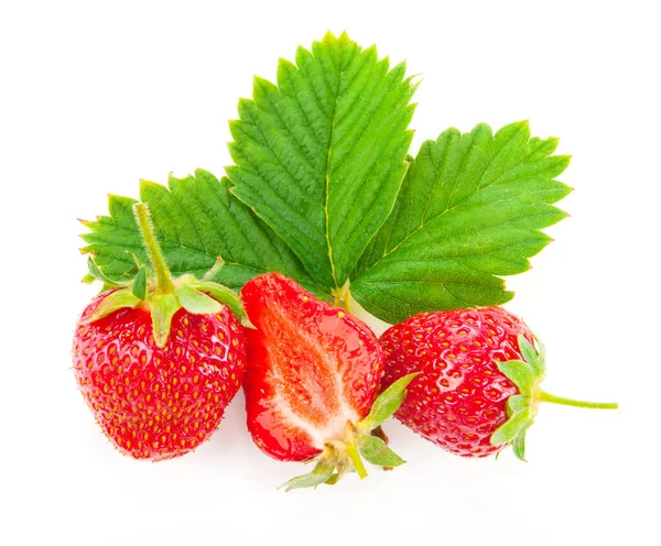 taze çilek ile yaprak makro üzerinde beyaz izole kesmek