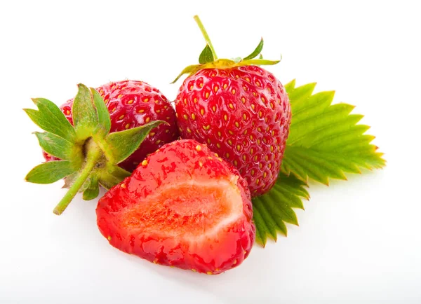 taze çilek ile yaprak üzerinde beyaz izole kesmek