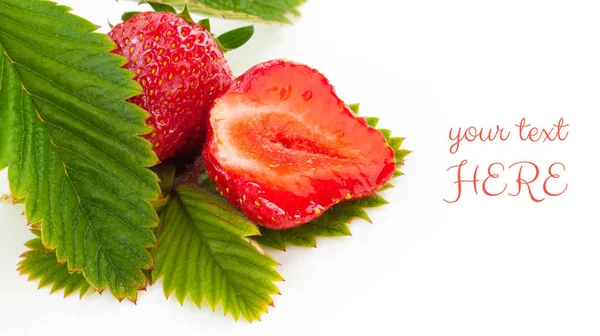 taze çilek ile yaprak üzerinde beyaz izole kesmek