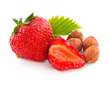 yaprak ve beyaz b fındık ile güzel lezzetli kesme çilek