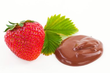 Çilek yaprağı ve çikolata üzerine beyaz ba ile bir close-up