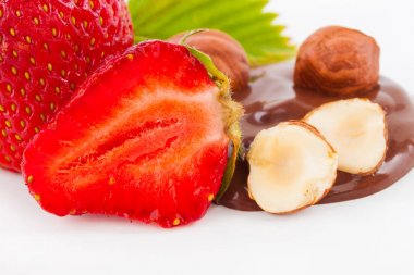 çikolata ve fındık ile güzel lezzetli çilek