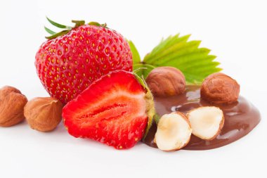 çikolata ve fındık ile güzel lezzetli çilek