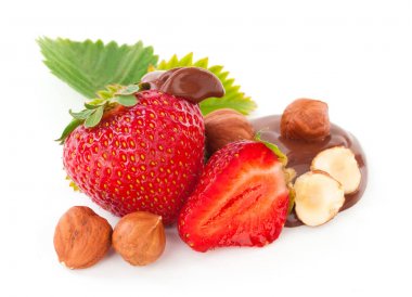 çikolata ve fındık ile güzel lezzetli çilek