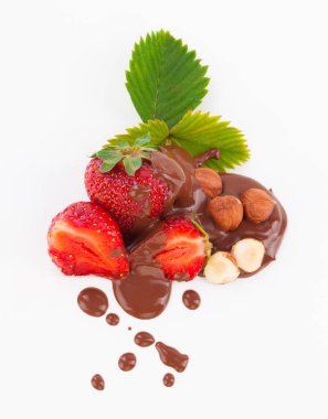 yaprak ve beyaz b fındık ile güzel lezzetli kesme çilek