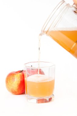 Taze sıkılmış elma suyu, iki elma ve cam sürahi