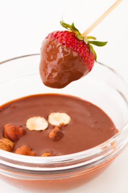 güzel lezzetli çilek çikolata ve fındık sopa ile