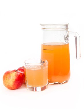 Taze sıkılmış elma suyu, iki elma ve cam sürahi