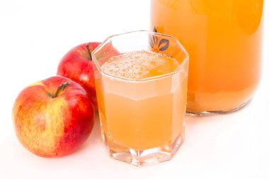 Taze sıkılmış elma suyu, iki elma ve cam sürahi