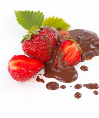 Çilek yaprağı ve çikolata üzerine beyaz ba ile bir close-up