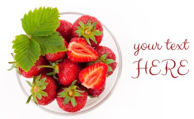 taze kesilmiş beyaz plaka üzerinde izole yaprak ile çilek