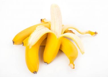 Beyaz arkaplanda izole edilmiş muz aç