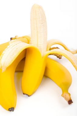 Beyaz arkaplanda izole edilmiş muz aç