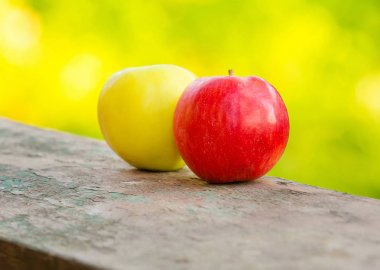 Taze farklı renk elma bokeh yeşil zemin üzerine