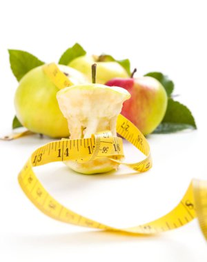 elma çekirdeği ve ölçüm bandı. Diyet kavramı