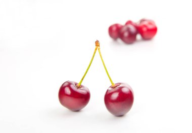 iki izole kırmızı kiraz ve diğer olarak bulanıklık