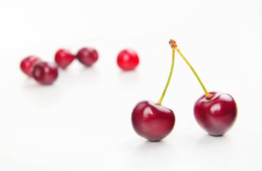 iki izole kırmızı kiraz ve diğer olarak bulanıklık