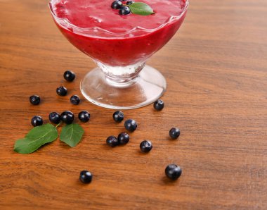 Organik yaban mersini taze Smoothy taze malzemelerle yapılmış ve 