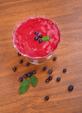 Organik yaban mersini taze Smoothy taze malzemelerle yapılmış ve 