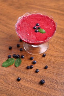 Organik yaban mersini taze Smoothy taze malzemelerle yapılmış ve 