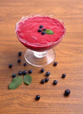 Organik yaban mersini taze Smoothy taze malzemelerle yapılmış ve 