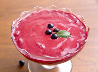 Organik yaban mersini taze Smoothy taze malzemelerle yapılmış ve 