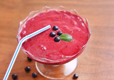 Organik yaban mersini taze Smoothy taze malzemelerle yapılmış ve 