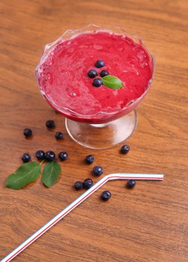 Organik yaban mersini taze Smoothy taze malzemelerle yapılmış ve 