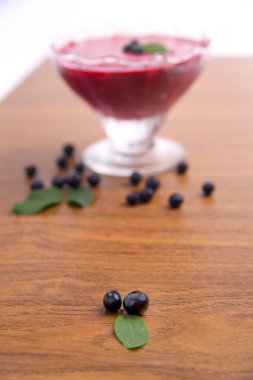 Organik yaban mersini taze Smoothy taze malzemelerle yapılmış ve 