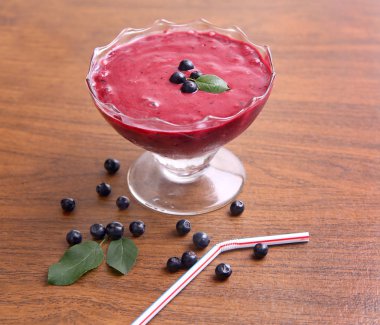 Organik yaban mersini taze Smoothy taze malzemelerle yapılmış ve 