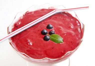 Organik yaban mersini taze Smoothy taze malzemelerle yapılmış ve 