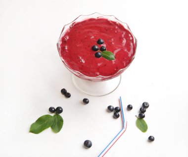 Organik yaban mersini, kiraz, çilek taze Smoothy fr ile yaptı.